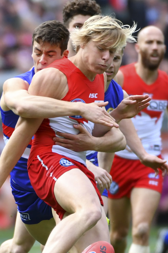 Josh Dunkley tackles Isaac Heeney in 2016.