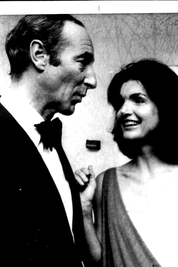 Jacqueline Kennedy Onassis at the Metropolitan Museum of Modern Art exhibition, in 1977, with a museum trustee. 