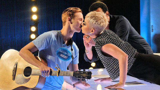 Benjamin Glaze being kissed by Katy Perry on American Idol.