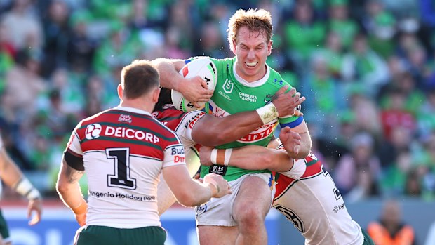 Zac Hosking runs the ball.