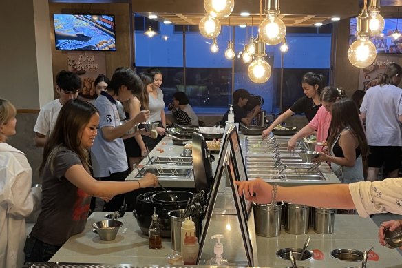 Dokki Restaurant은 저렴한 가격에 식사를 원하는 사람들에게 인기 있는 선택이 되었습니다.