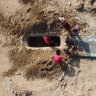 Yemeni gravediggers overwhelmed amid spike in virus deaths