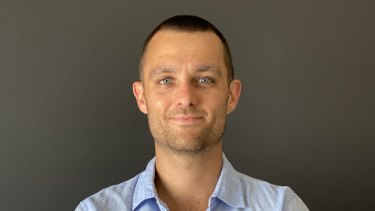 Ray Corcoran，經營個人理財 YouTube 頻道。