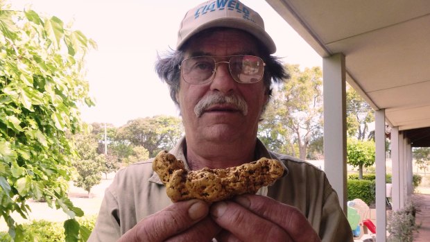 Gary Tomasovich and the 997g nugget he found in WA's Goldfields.