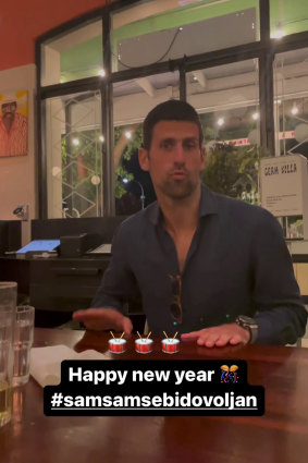 Novak Djokovic 在阿德莱德的 Africola 餐厅庆祝新年前夜” loading=