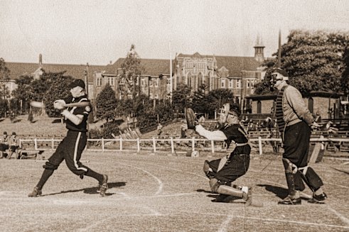 The University of Melbourne team competing against Adelaide University at Sydney University in 1947, with M. Quinlivan of Melbourne catching.