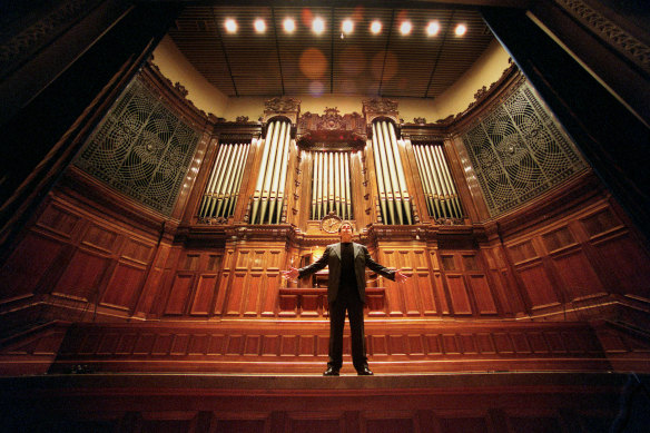 Philip Glass with the organ at the Melbourne Town Hall in 2001.