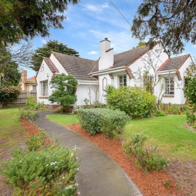 Melbourne dad pays $680,000 to buy house for school-aged daughter