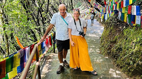 A autora e seu pai durante viagem ao Nepal.