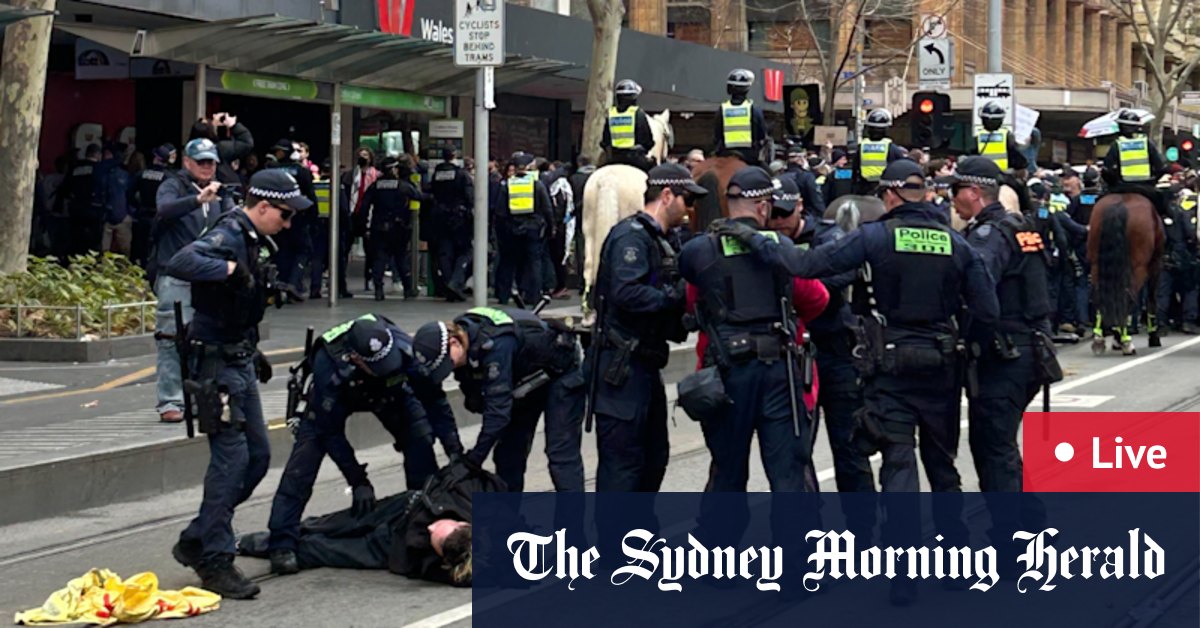 Anti-immigration march in Melbourne CBD begins; police prepare for violence