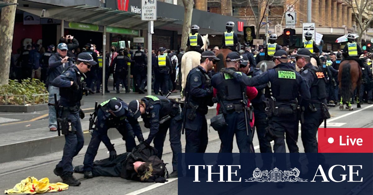 Anti-Einwanderungs-Marsch in Melbourne CBD hat begonnen; Polizei bereitet ...