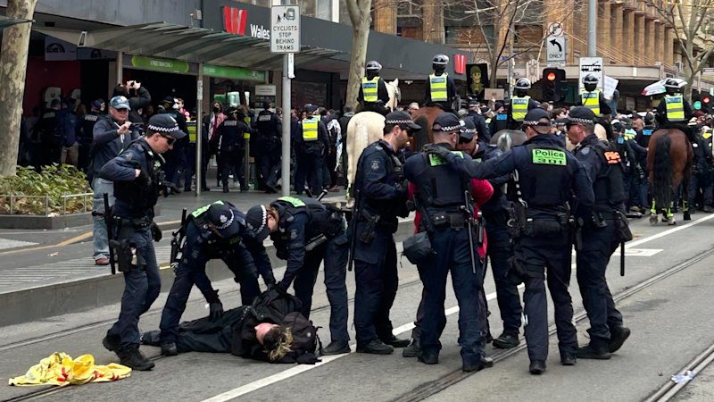 Anti-immigration march in Melbourne CBD begins; police prepare for violence