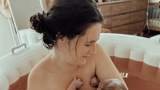 Olivia Ruby, mãe de três filhos de Lockyer Valley, optou pelo parto gratuito após um parto hospitalar e um parto domiciliar assistido por uma parteira.