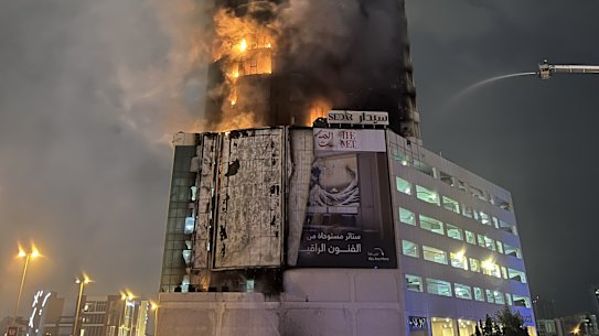 Un incendio è scoppiato in un edificio preso di mira dai droni iraniani a Manama, capitale del Bahrein.