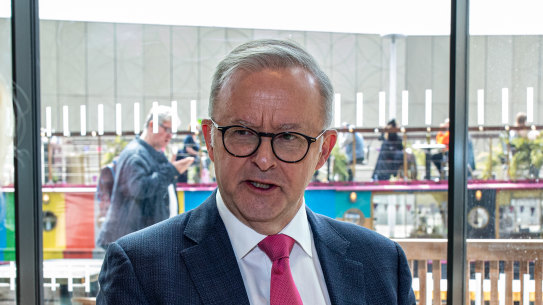 Prime Minister Anthony Albanese visits Aussie-owned cafe Bondi Green in London to spruik the benefits of the FTA.