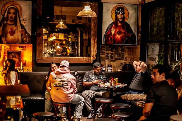 A cosy dive-bar aesthetic. 