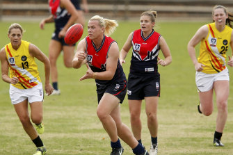 Hannah Mouncey (centre) playing in the VFLW competition.
