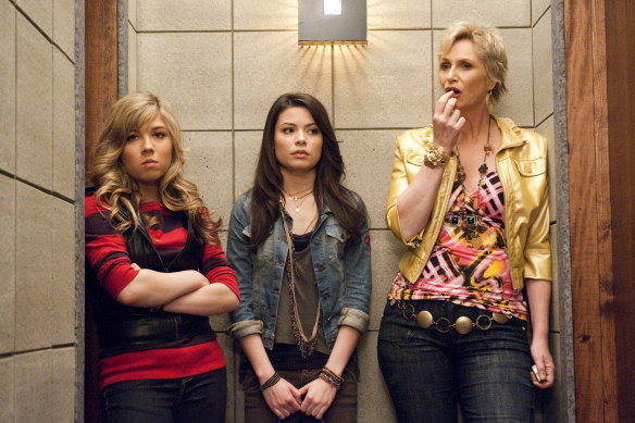 Jeanette McCurdy, Miranda Cosgrove, and Jane Lynch in Nickelodeon’s hit series iCarly. 