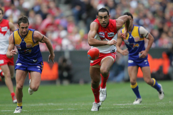 Adam Goodes keeps his eye on the ball.