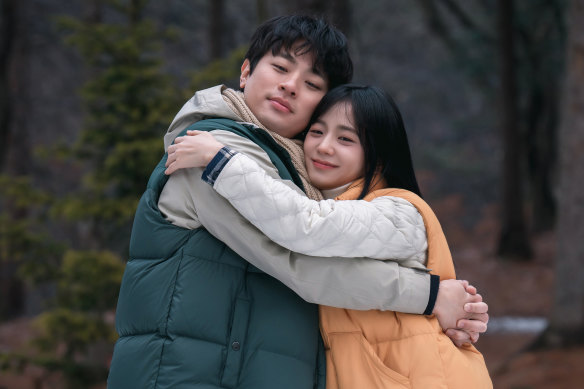 Park Jeon-min (left) as Jae-yoon and Jisoo as Young-ju  in Newtopia.