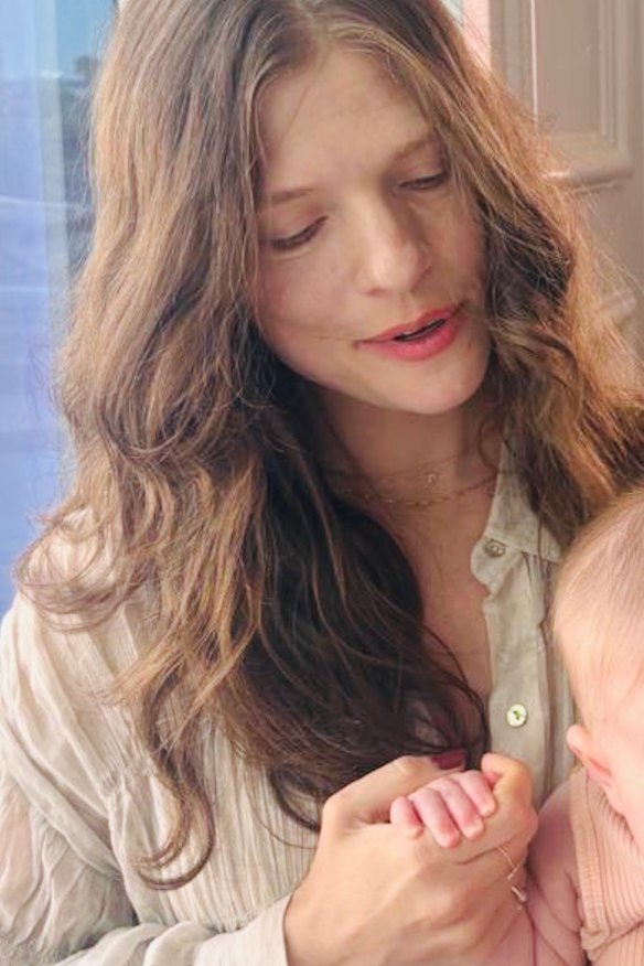 Lucy Cormack e seu bebê em Dubai na manhã de sábado.