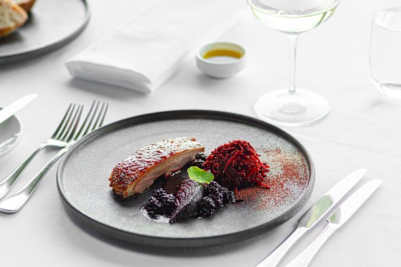 Jante com vista para os vinhedos em Port Phillip Estate.