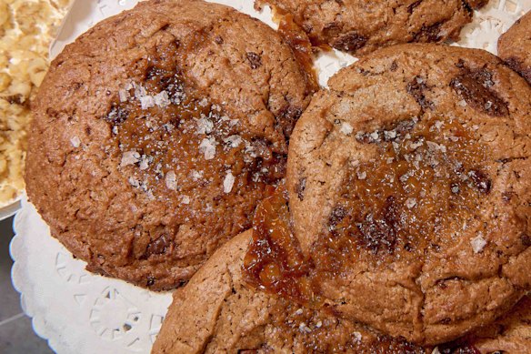Biscoitos de chocolate duplo com caramelo salgado em Ard, Stanmore.