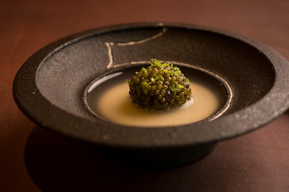 O prato de caviar e coco é uma mistura sedutora de cremosidade, solução salina suave e umami de nozes.