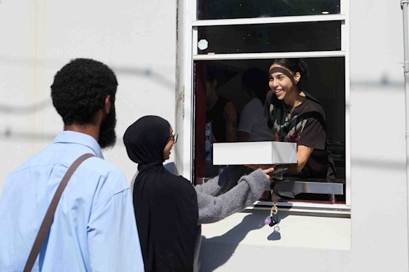 Christiana Daaboul na janela do café Ard.