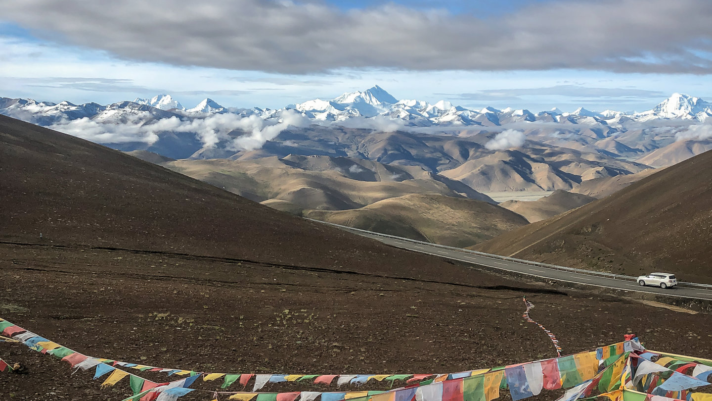 The Safest Way To Get Up Close To Mount Everest