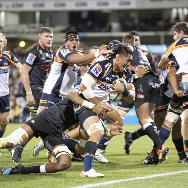 Pete Samu scores off the back of a Brumbies rolling maul. 