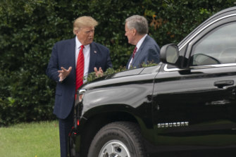 Ardından ABD başkanı Donald Trump ve Beyaz Saray genelkurmay başkanı Mark Meadows, 2020'de Oval Ofis'in önünde konuşuyor.