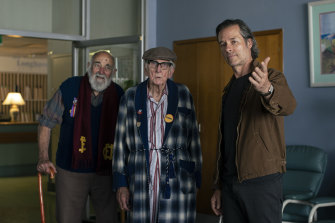 Jack Irish (Guy Pearce) with the remaining members of the Fitzroy Social Club, Wilbur (John Flaus) and Eric (Terry Norris).