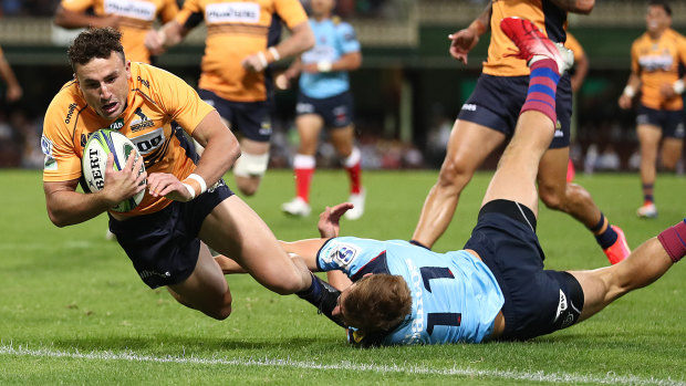 Tom Banks crashes over for the Brumbies.