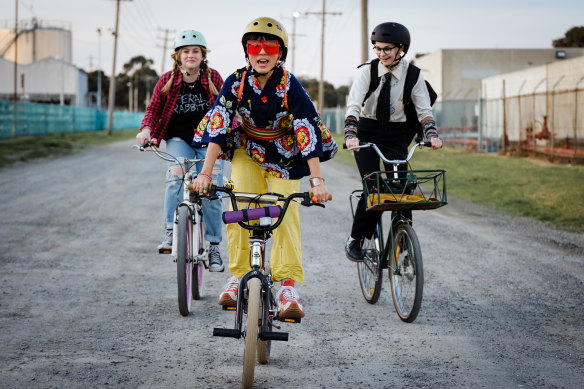 The vivacious Vivi (Riya Mandrawa), shy Ginger (Elaine King) and tech-wiz Hex (Erza James) in Turn up the Volume.