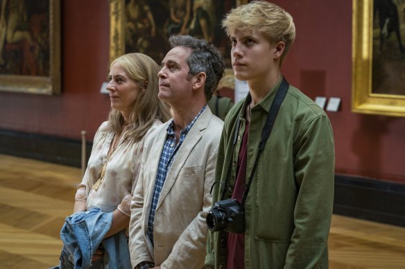 Despite the breakdown of the marriage between Connie (Saskia Reeves) and Douglas (Tom Hollander), they embark with their 17-year-old son Albie (Tom Taylor) on “the holiday of a lifetime” in the four-part comedy-drama Us.