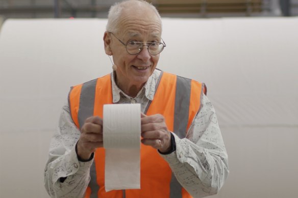 Dr Karl shows it doesn’t take long to turn wood pulp into toilet paper.
