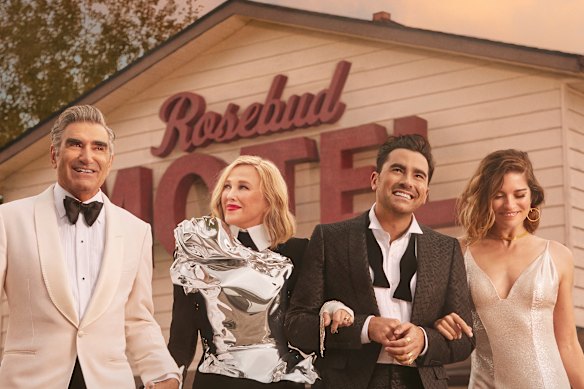 Eugene Levy, Catherine O'Hara, Daniel Levy e Annie Murphy em Schitt's Creek.