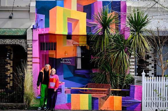 O casal Eric e Nicky de Melbourne e sua casa colorida aparecem em Grand Designs Transformations. 