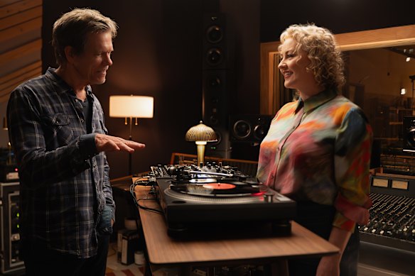 Zan Rowe is in 5 turntable with our actor Kevin Bacon. 