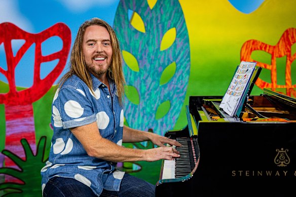 Tim Minchin appears in a recent episode of Play School.