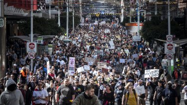 Χιλιάδες διαδηλωτές εισέβαλαν στους δρόμους του CBD της Μελβούρνης και αντιμετωπίστηκαν με έντονη αστυνομική παρουσία.