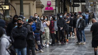 Long lines of people wanting to get vaccinated at Melbourne Town Hall on Friday.