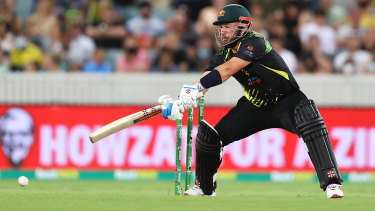 Aaron Finch en acción contra Sri Lanka en la serie T20.