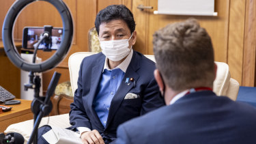 岸信夫日本の防衛相が東京のオフィスでインタビューをしている。 