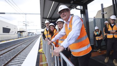 With the state’s pandemic laws in the balance, Premier Daniel Andrews, Transport Infrastructure Minister Jacinta Allan, and member for Carrum Sonya Kilkenny visited Bonbeach train station on Sunday to mark the government’s 50th level-crossing removal. 
