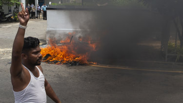 Kolombo'da hükümet yanlısı bir protestocu.