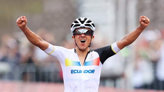 Richard Carapaz of Ecuador celebrates a solo victory in the men’s road race. 