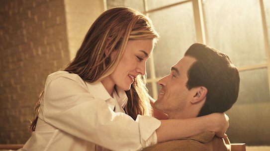 Sarah Pidgeon as Carolyn Bessette Kennedy and Paul Kelly as John F. Kennedy Jr. in Love Story: John F. Kennedy Jr. & Carolyn Bessette. 