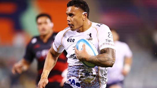 CANBERRA, AUSTRALIA - MAY 30: Len Ikitau of the Brumbies makes a break to score a try during the round 16 Super Rugby Pacific match between the ACT Brumbies and Crusaders at GIO Stadium on May 30, 2025, in Canberra, Australia. (Photo by Mark Nolan/Getty Images)